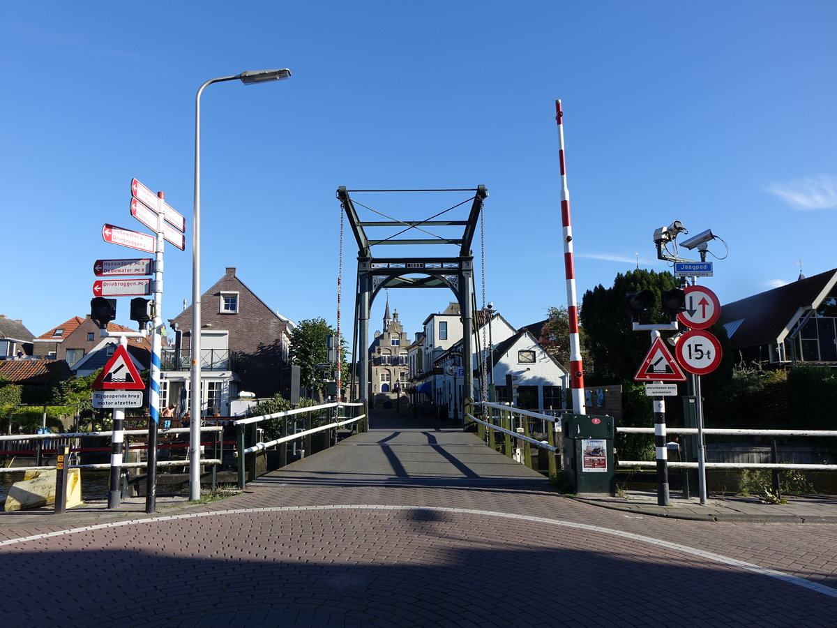 Haastrecht, Ijsselbrücke an der Veerstraat und altes Rathaus (22.08.2016)