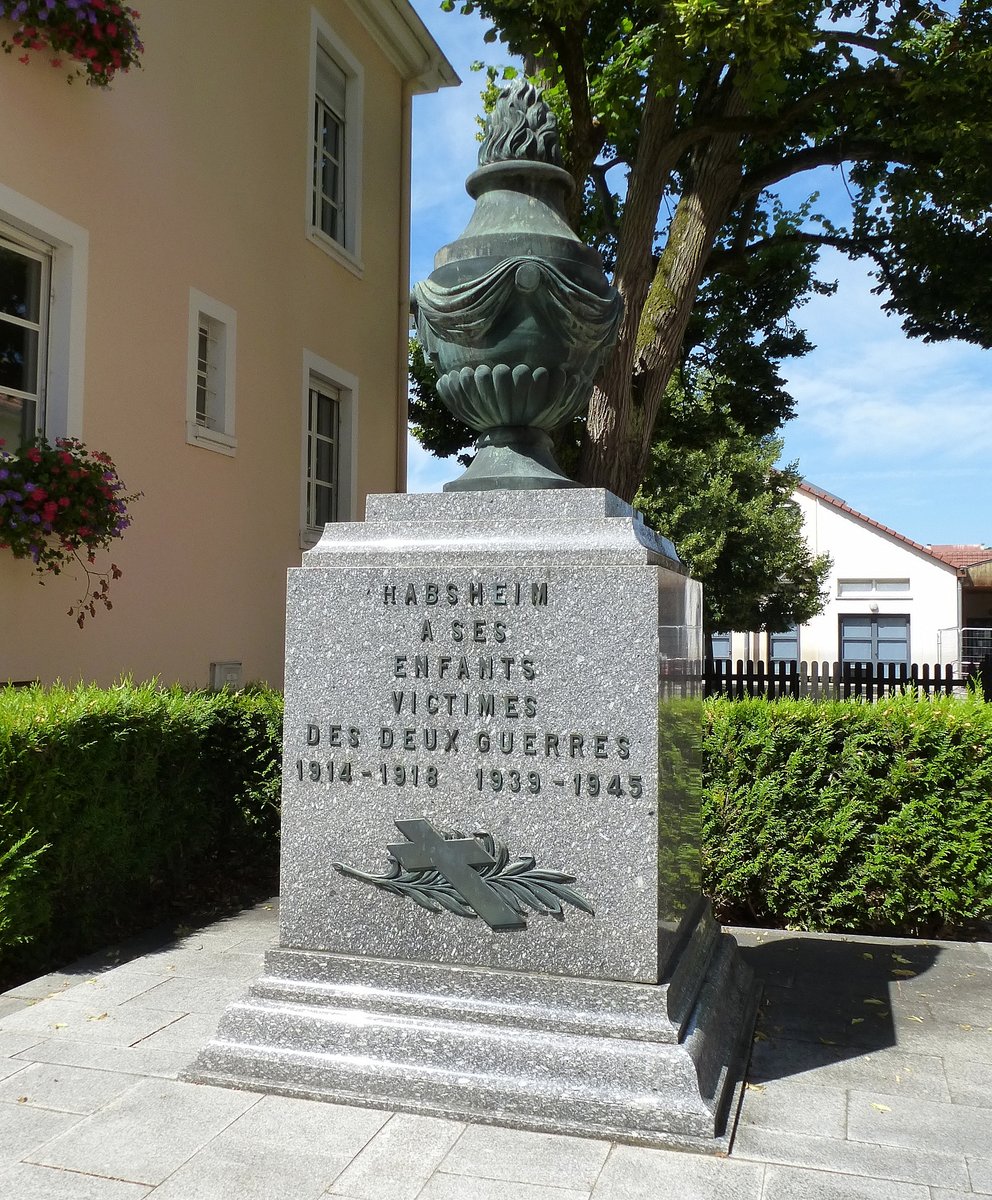 Habsheim, Denkmal fr die Gefallenen der beiden Weltkriege, neben dem Rathaus, Juli 2017