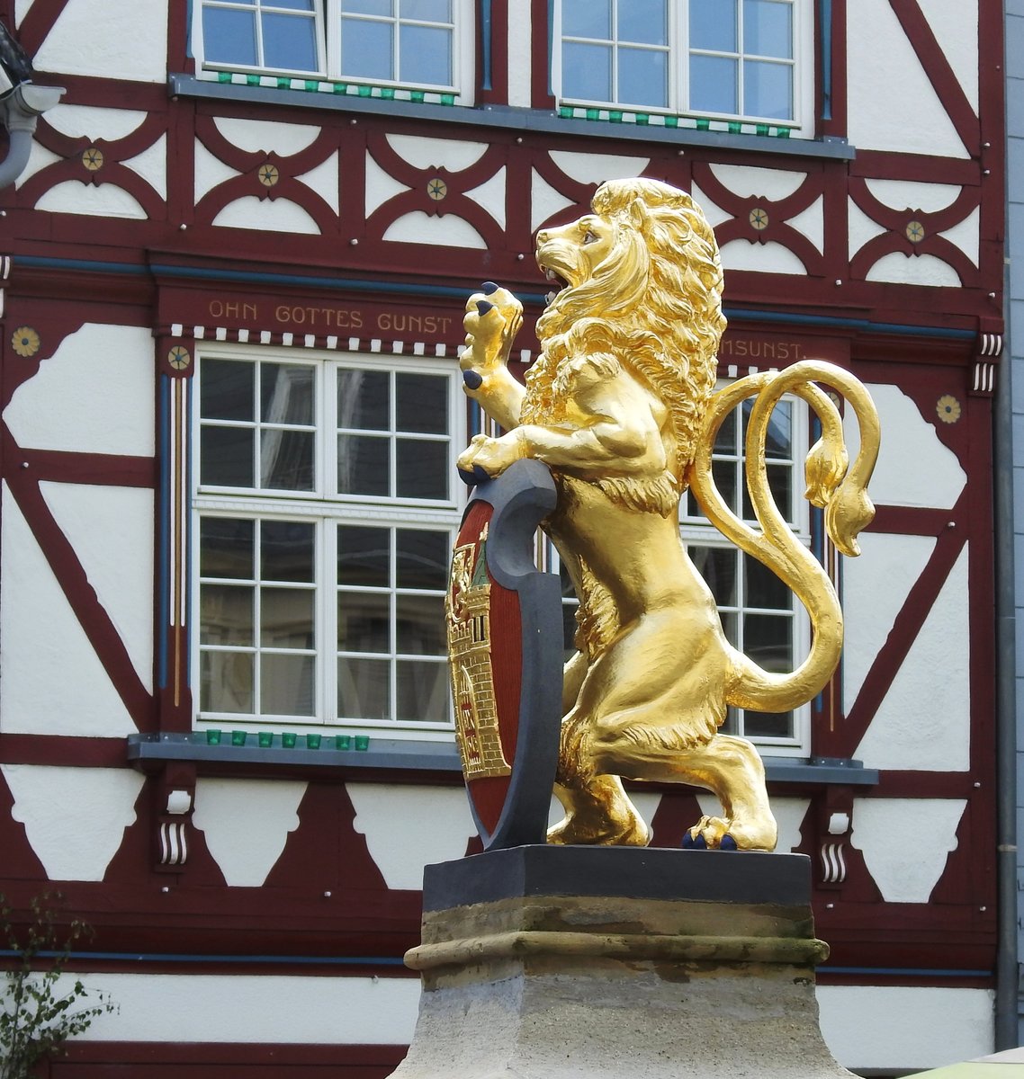 HACHENBURG/WESTERWALD-LWE AUF DEM MARKTBRUNNEN
Auf dem Lwenbrunnen mitten auf dem unter Denkmalschutz stehenden ALTEN MARKT die vergoldete Figur
des doppelschweifigen Lwen,Teil des Stadtwappens und ein Geschenk des GRAFEN ALEXANDER VON
HACHENBURG 1888 an die Stadt...am 13.8.2017