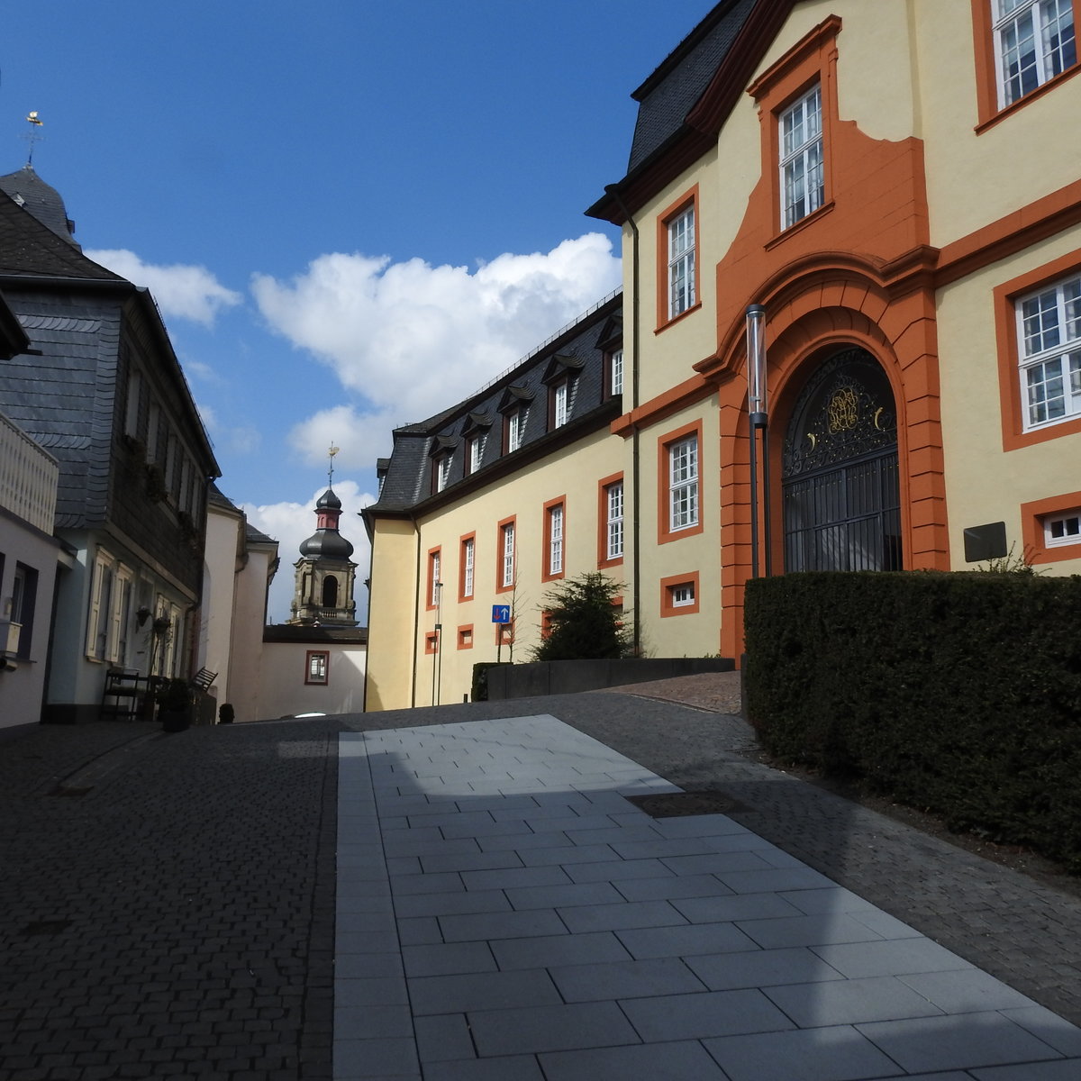 HACHENBURG/WESTERWALD-SCHLOSS
Von der Frontfassade des Schlosses,heute Sitz der Bundesbank-Hochschule,fllt der Blick auf den Turm der
Franzikaner-Kirche am Marktplatz,hier am 4.4.2017...