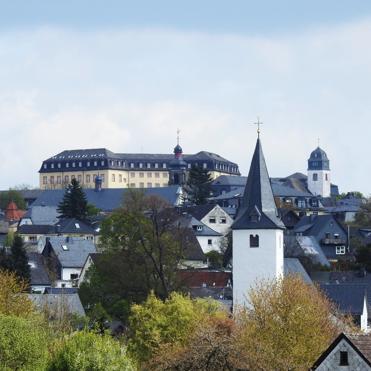 HACHENBURG//WW.-HACHENBURGER TRME UND DCHER
Im Vordergrund der Turm der ev. Kirche ALTSTADT,rechts daneben der Turm der ev. SCHLOSSKIRCHE,links der der kath.
Franziskanerkirche,berragt vom mchtigen Bau des SCHLOSSES,heute Sitz der Bundesbank-Hochschule,am 23.4.2017...