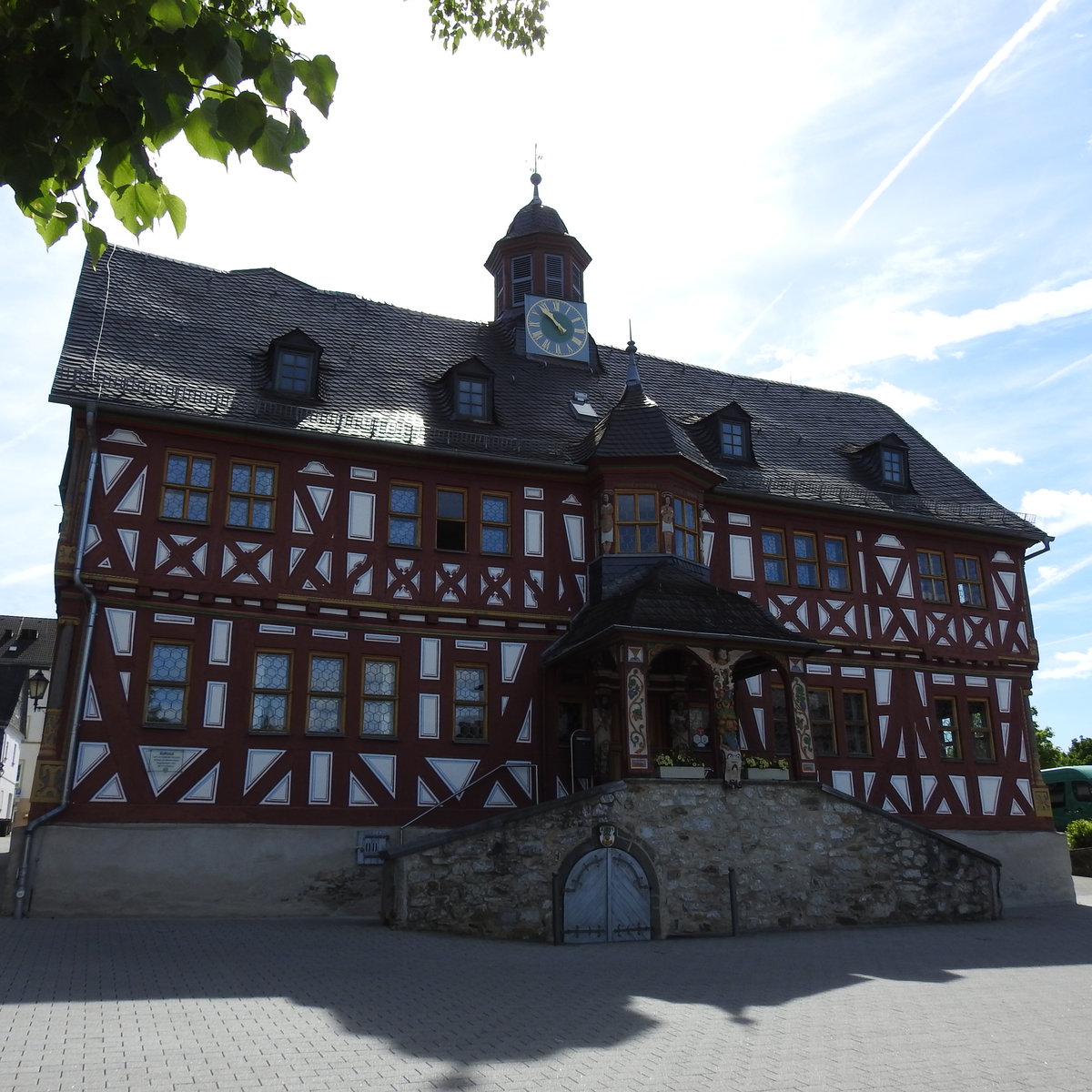 HADAMAR(WESTERWALD)-RATHAUS
Ein sehr sehenswertes Rathaus,erbaut 1639,hat die Stadt im Landkreis LIMBURG/WEILBURG
aufzuweisen,hier am 12.6.2017...