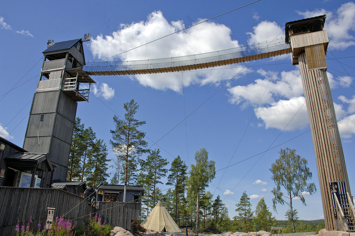Hängebrücke zwischen zwei Türmen am Base Camp von »Litte Rock Lake« bei Klavreström in Småland. Aufnahme: 20. Juli 