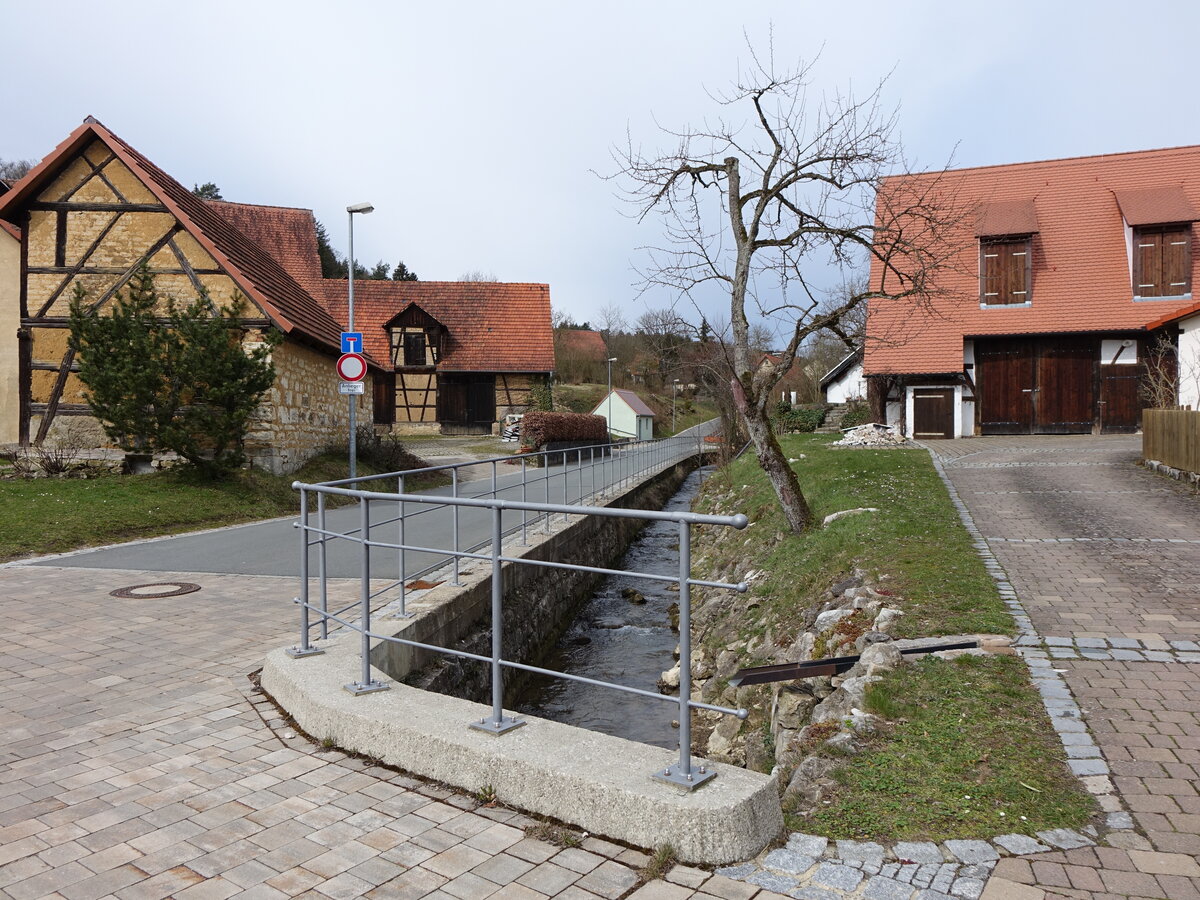 Huser am Dorfbach von Rssenbach, Lkr. Forchheim (28.03.2016)