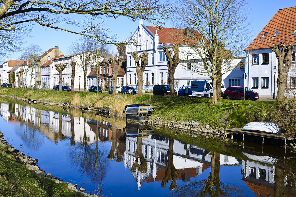 Huser am Frstenburggraben in Friedrichstadt (Nordfriesland). Aufnahme: 31. Mrz 2020.