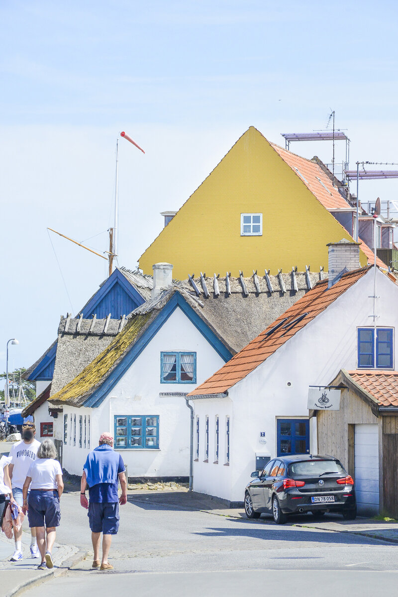 Huser am Hafen von Gilleleje. Das Foto ist auf dem Havnevej aufgenommen. Aufnahme: 24. Juni 2023.