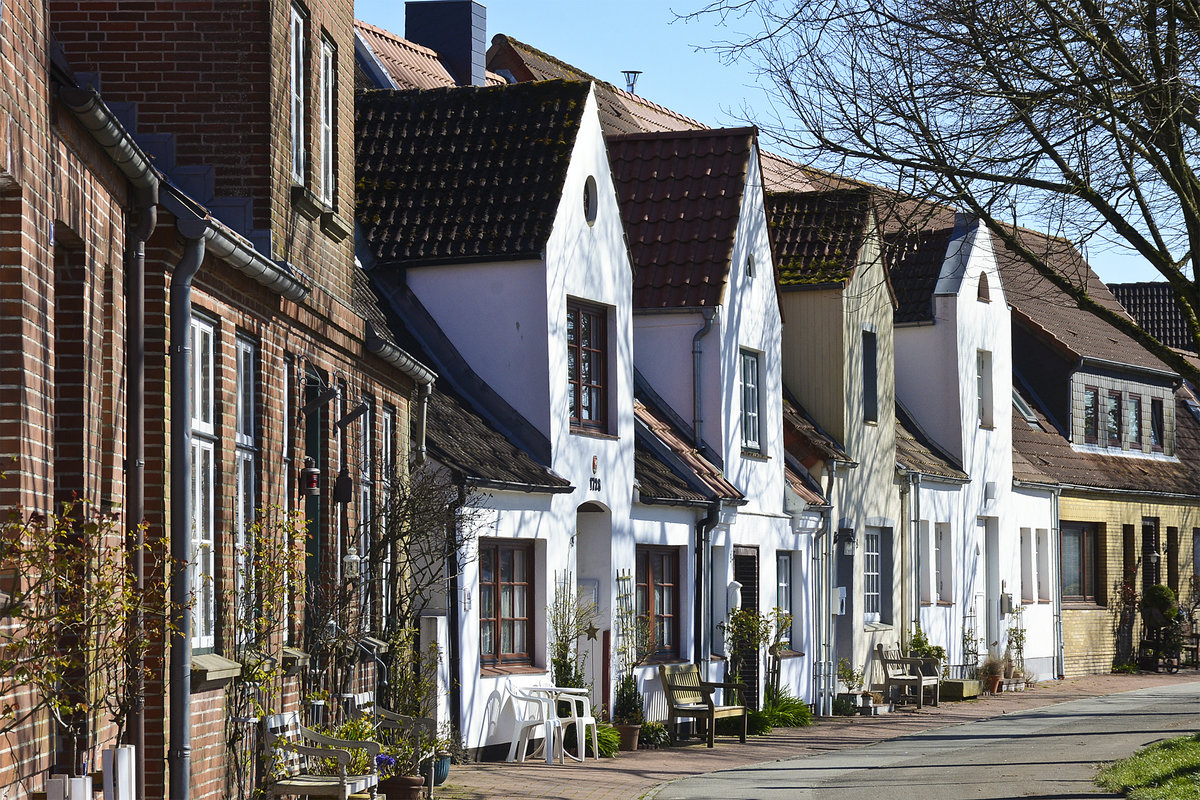 Huser am Hafen in der nordfriesischen Kleinstadt Tnning (Eiderstedt). Aufnahme: 31. Mrz 2020.