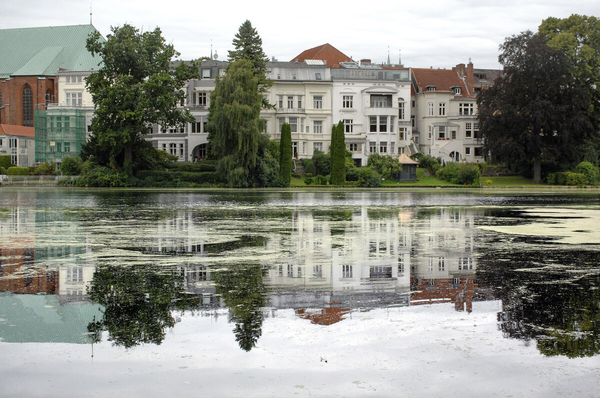 Huser am Mhlenteich in der Lbecker Innenstadt. Blick von Parkanlage an der Wallstrae. Aufnahme: 22. August 2021.