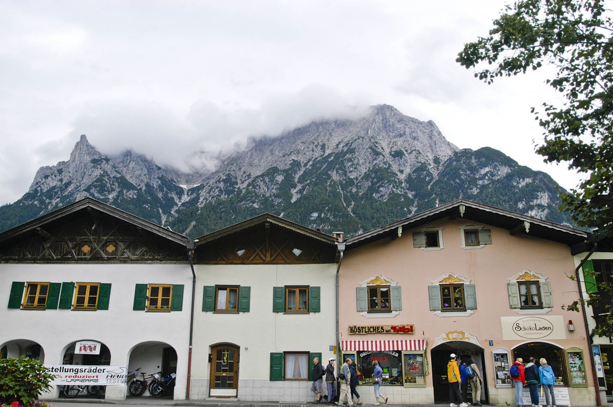 Huser am Obermarkt im oberbayrischen Mittelwald mit dem Kartenden im Hintergrund. Aufnahme: Juli 2008.