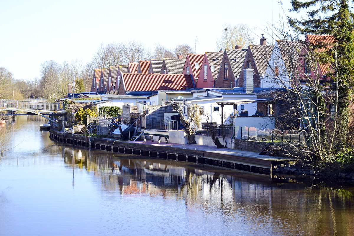 Huser am Osterzielzug in Friedrichstadt (Nordfriesland). Aufnahme: 31. Mrz 2020.