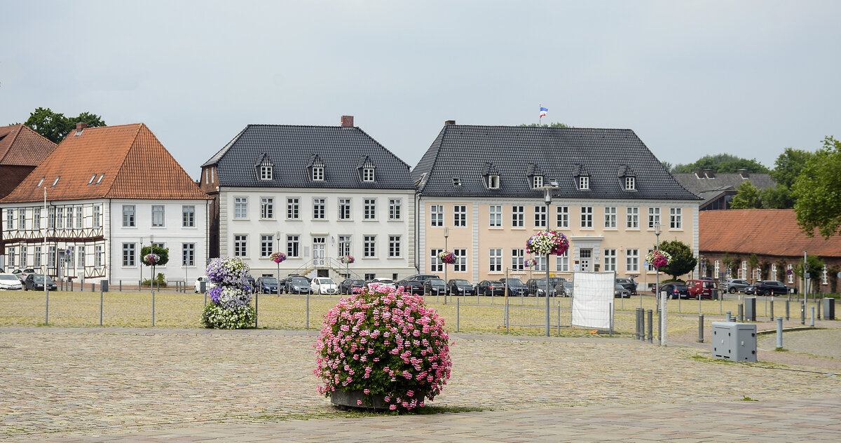 Huser am Paradenplatz in Rendsburg. Aufnahme: 29. Juni 2021.