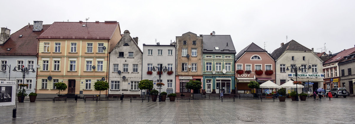 Häuser am Rathausplatz in Darłowo (Rügenwalde) in Hinterpommern. Aufnahme: 22. August 2020.