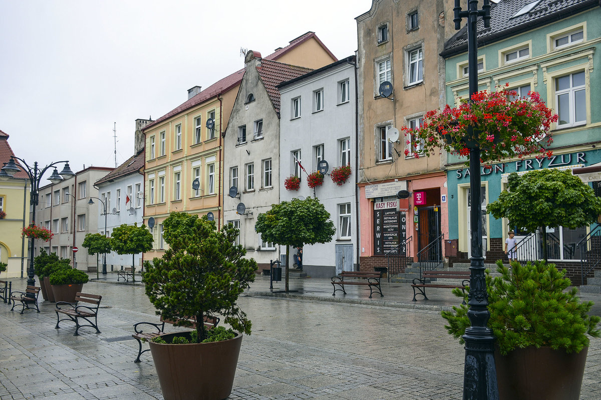 Huser am Rathausplatz in Darłowo (Rgenwalde) in Hinterpommern. Aufnahme: 22. August 2020.