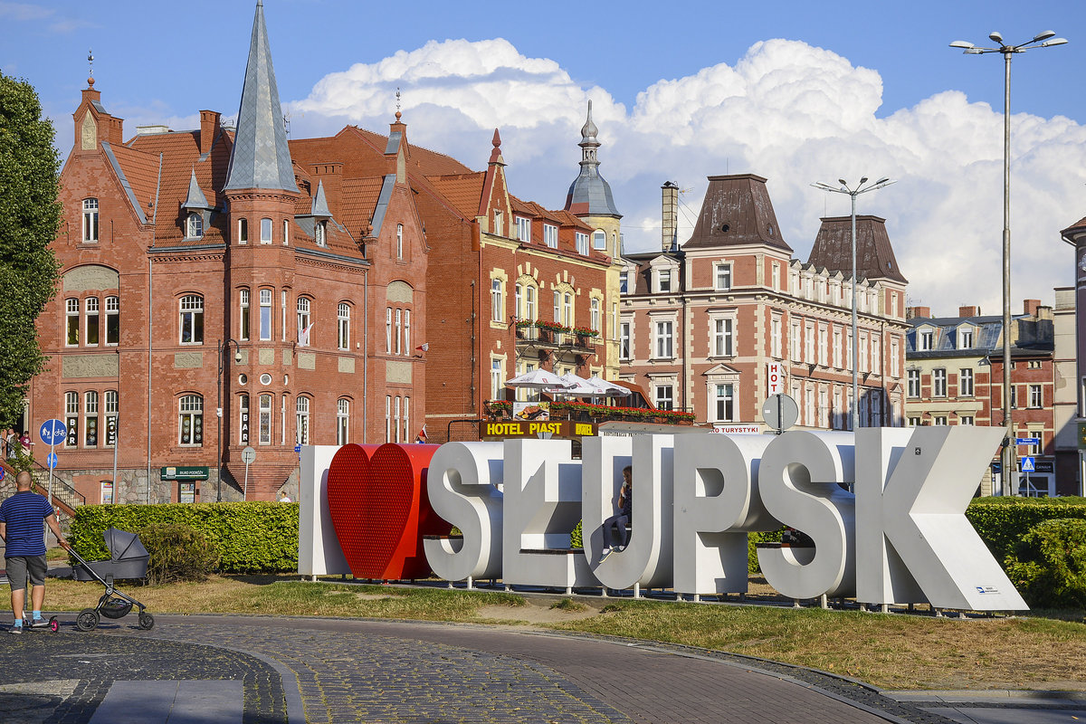 Huser am Rondo Staromiejski (Am Bahntor) in Słupsk (Stolp), Hinterpommern. Aufnahme: 20. August 2020.