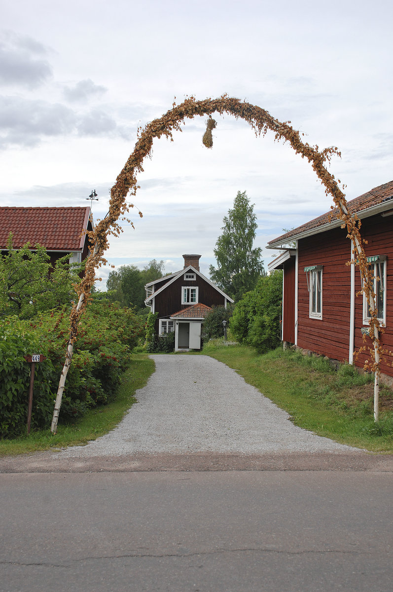 Huser am Sillansvgen in der Ortschaft Tllberg in Dalarna. Die rote Farbe der Huser wurde im Laufe der Jahrhunderte zu Schwedens Nationalfarbe beim Hausbau und ist in lndlichen Gebieten bis heute die traditionelle Farbe fr Holzbauten geblieben.
Aufnahme: 30. Juli 2017.