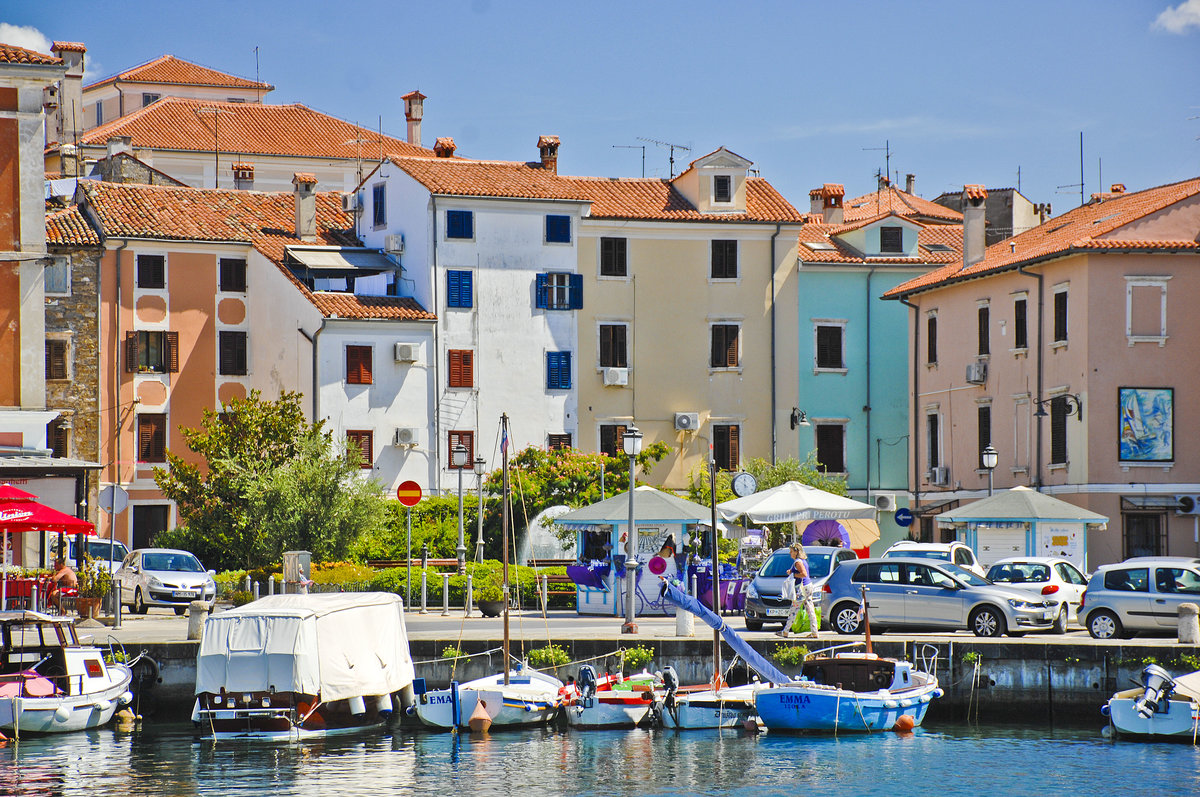 Huser am Sončno nabreje in Izola. Aufnahme: 28. Juli 2016.