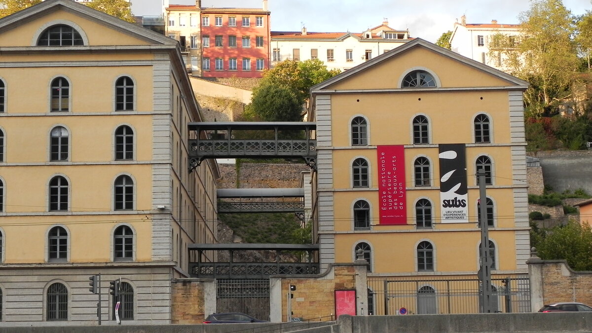 Huser am Ufer der Saone in Lyon, der drittgrten Stadt Frankreichs nach Paris und Marseille am 14.10.23.
Nur wenige Kilometer weiter endet die Saone und fliet im Stadtteil La Confluence in die Rhone.