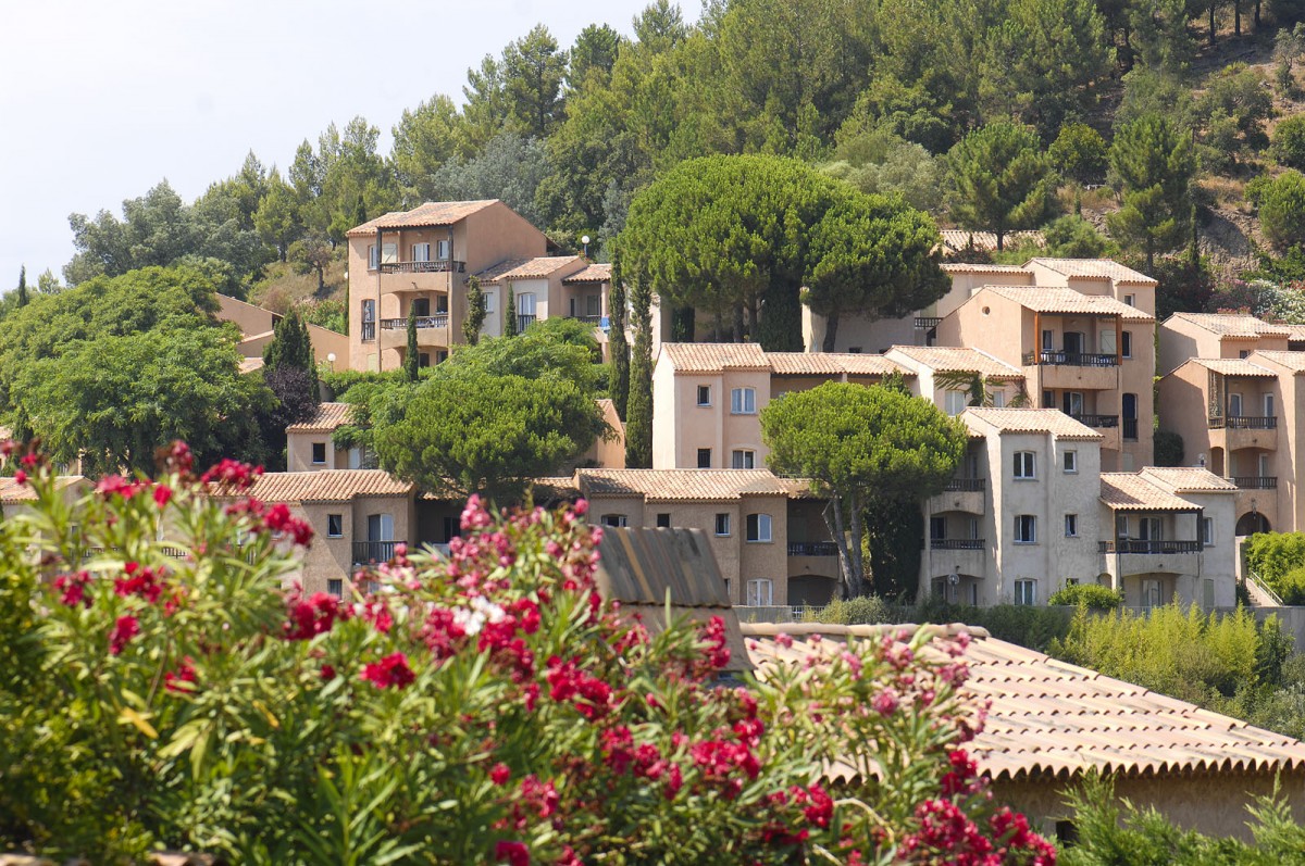 Huser an der Avenue du Ponant in Les Issambres. Aufnahme: Juli 2015.