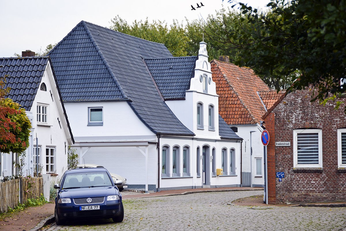 Huser an Drpstraat im Dorf tetenbll auf der Halbinsel Eiderstedt. Aufnahme: 20. Oktober 2020.