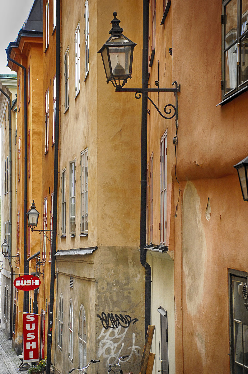 Huser an einer Gasse in der Altstadt (Gamla Stan) von Stockholm. Wer zum ersten Mal nach Stockholm kommt, sollte in jedem Fall Gamla Stan besuchen. Gamla Stan ist gewissermaen die Urzelle Stockholms. Von hier aus breitete sich die Stadt aus.
Aufnahme: 25. Juli 2017.