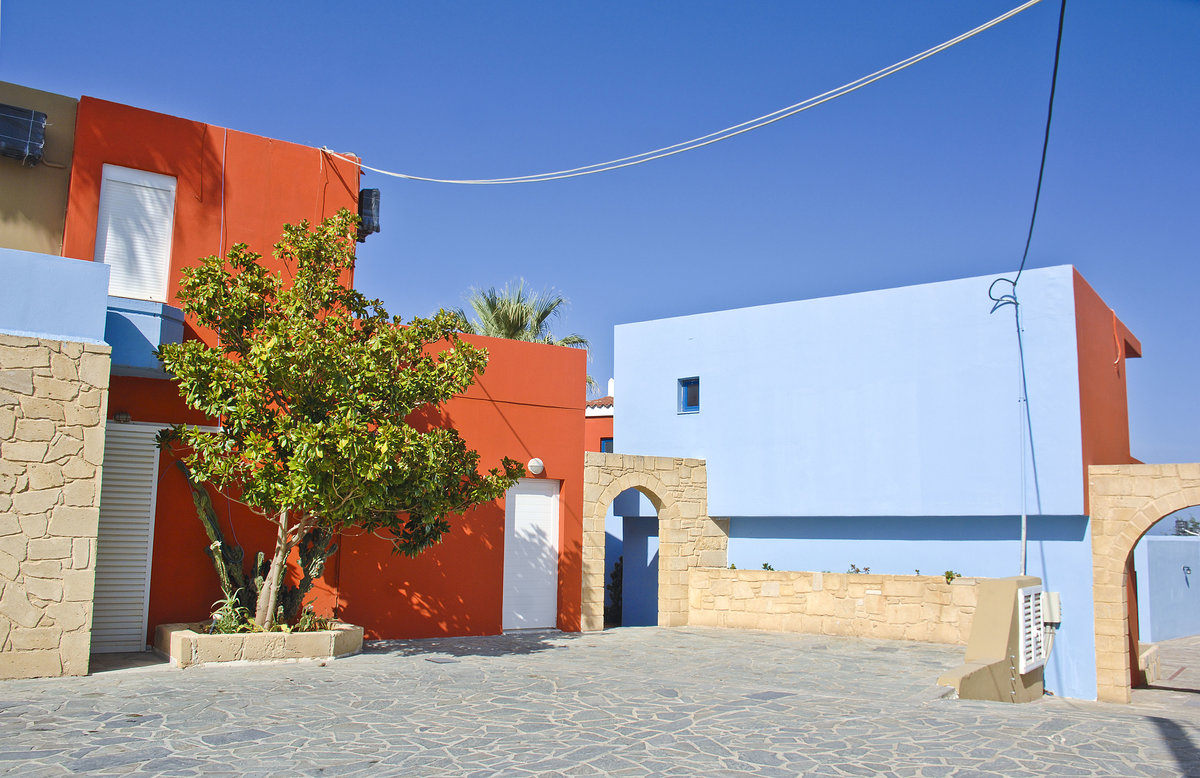 Huser an der Hauptstrae in Platanias auf Kreta. Aufnahme: 22. Oktober 2016.