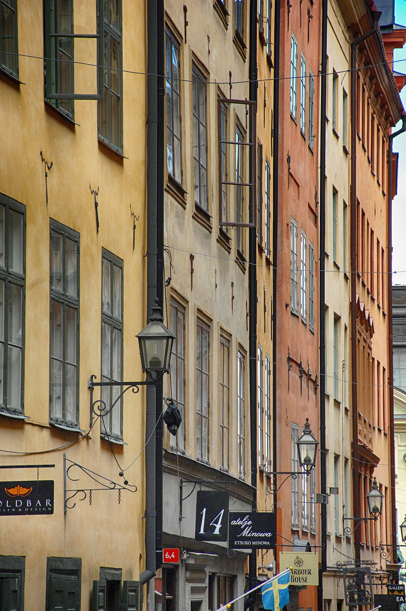 Huser an Kpmangatan (Kaufmannsfrae) in der Altstadt Gala Stan von Stockholm. Aufnahme: 25. Juli 2017.