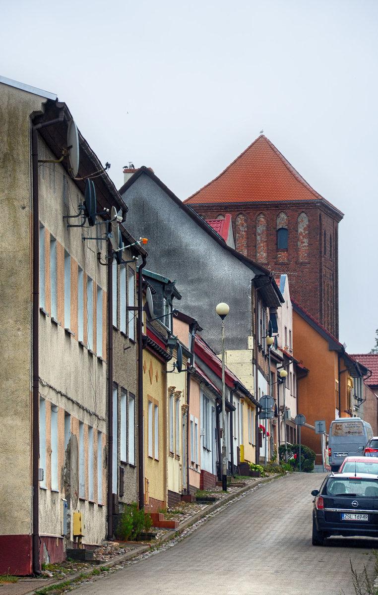 Huser an der Ulica Wenedw in der Innenstadt von  Darłowo (Rgenwalde). Im Hintergrund ist die Marienkirche zu sehen. Aufnahme: 22. August 2020.