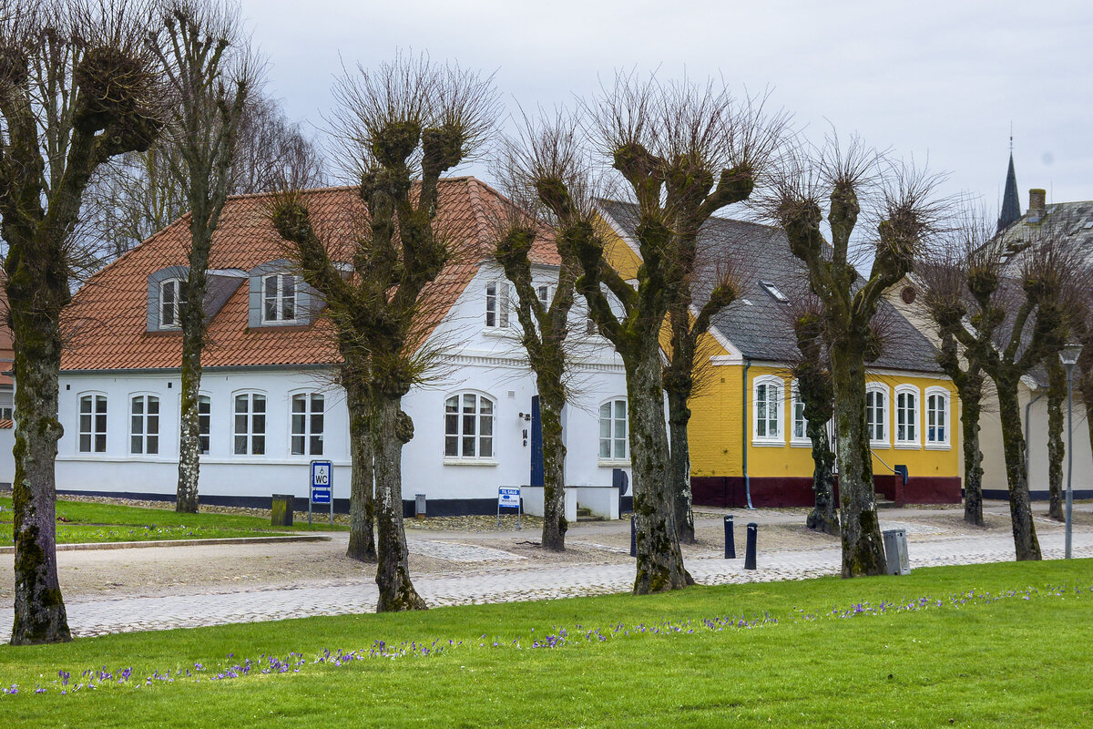 Huser an der Vestergade in Lgumkloster (dnisch Lgumkloster) in Nordschleswig/Snderjylland. Aufnahme: 18. Mrz 2024.