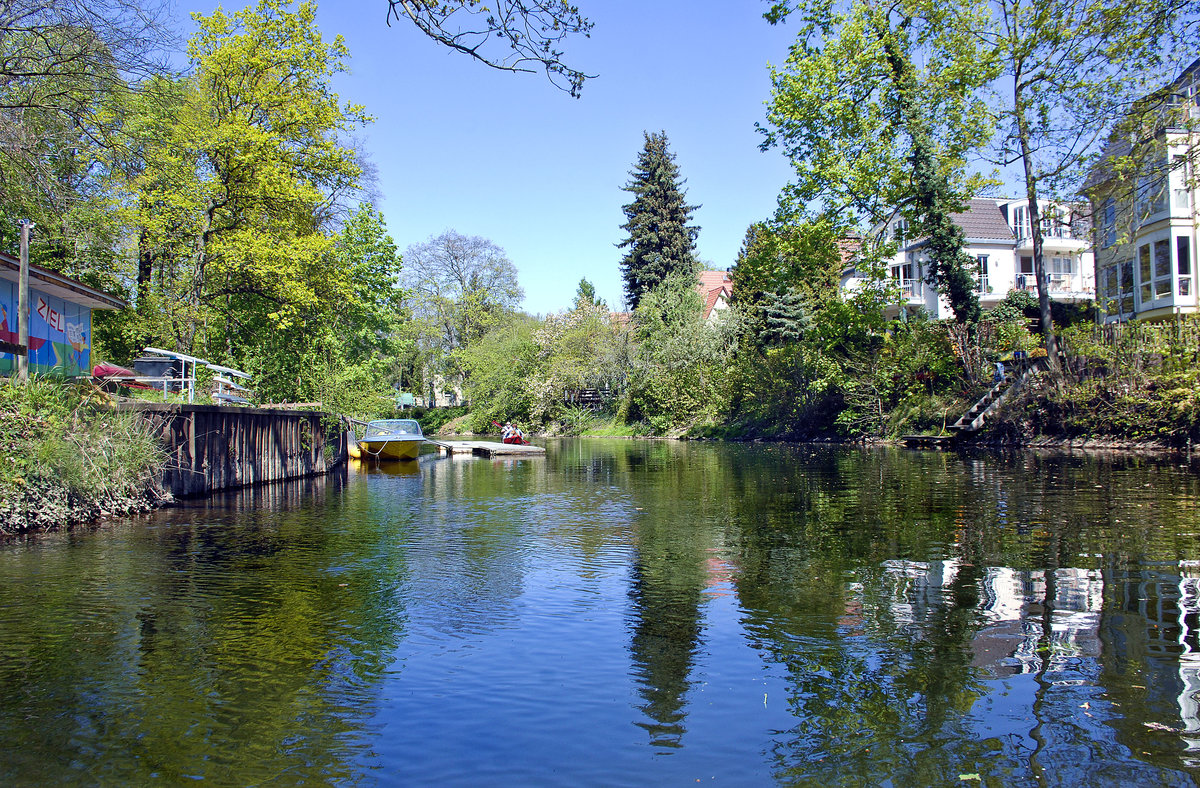 Huser an der Weien Elster i Leipzig. Der Name Elster hat nichts mit dem Vogel zu tun. Er gehrt mit seiner Grundform Al-istra zum indogermanischen el-/ol- fr flieen, strmen mit der germanischen Endung -str. Flussnamen, die auf die gleiche Grundform zurckgehen, finden sich in ganz Europa (Beispiel Alster). Aufnahme: 30. April 2017.