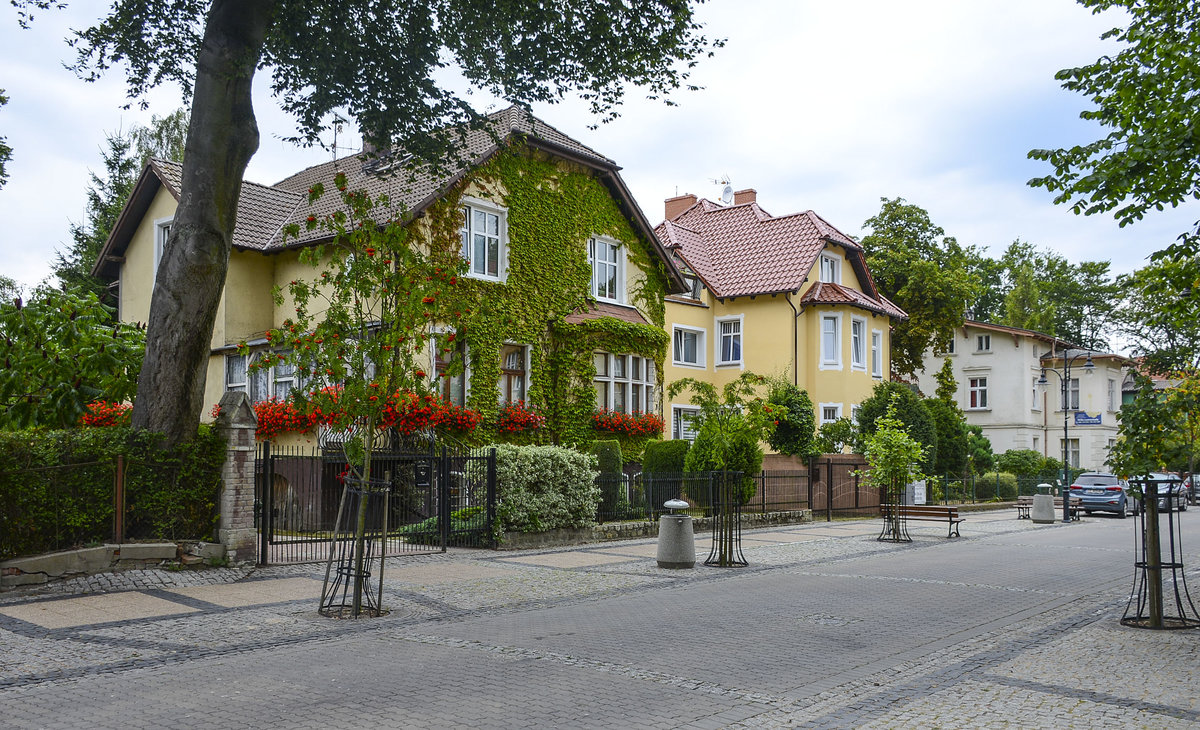 Huser aus der deutschen Grnderzeit in Ulica Żeromskiego (bis 1945 Villenstrae) in Ustka (Stolpmnde) in Hinterpommern. Aufnahme: 21. August 2020.