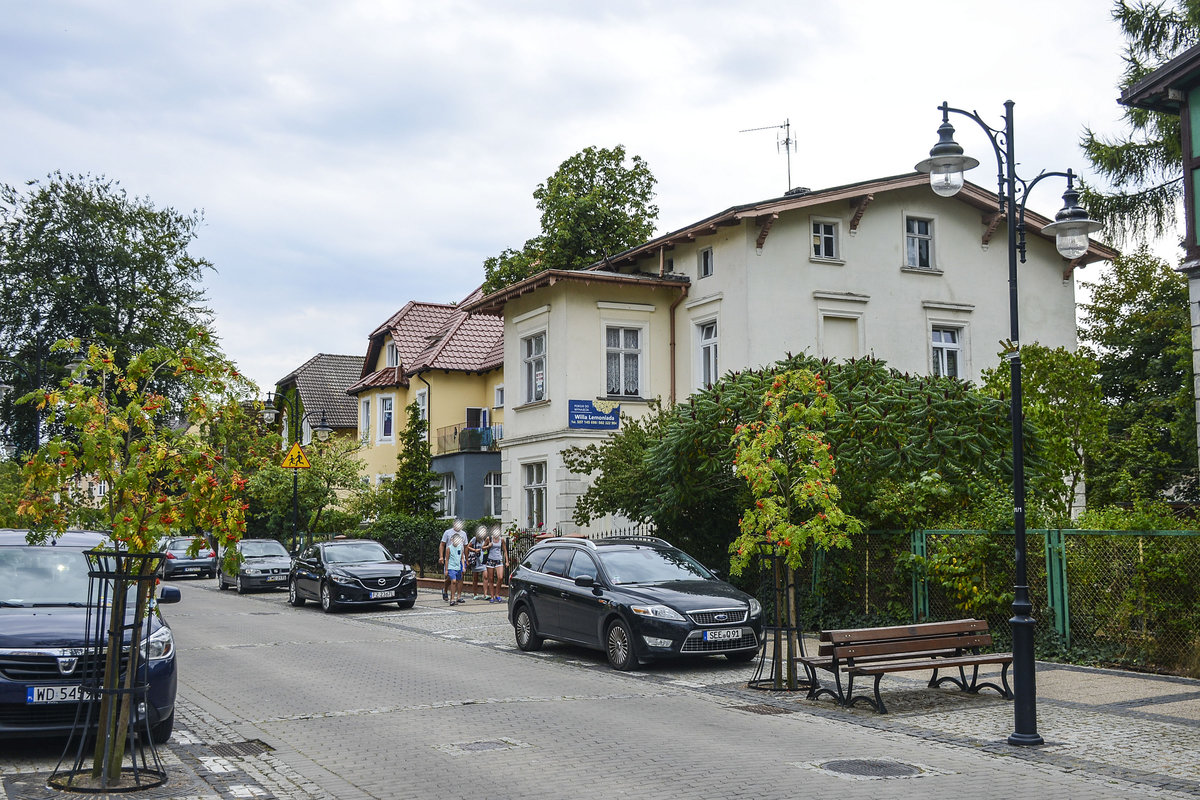 Huser aus der deutschen Grnderzeit in Ulica Żeromskiego (bis 1945 Villenstrae) in Ustka (Stolpmnde) in Hinterpommern. Aufnahme: 21. August 2020.