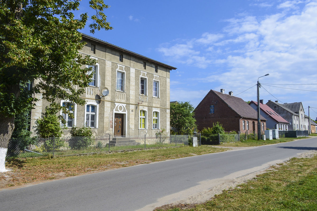 Huser aus der deutschen Zeit im Dorf Izbica unweit von Leba in Hinterpommern. Aufnahme: 18. August 2020.