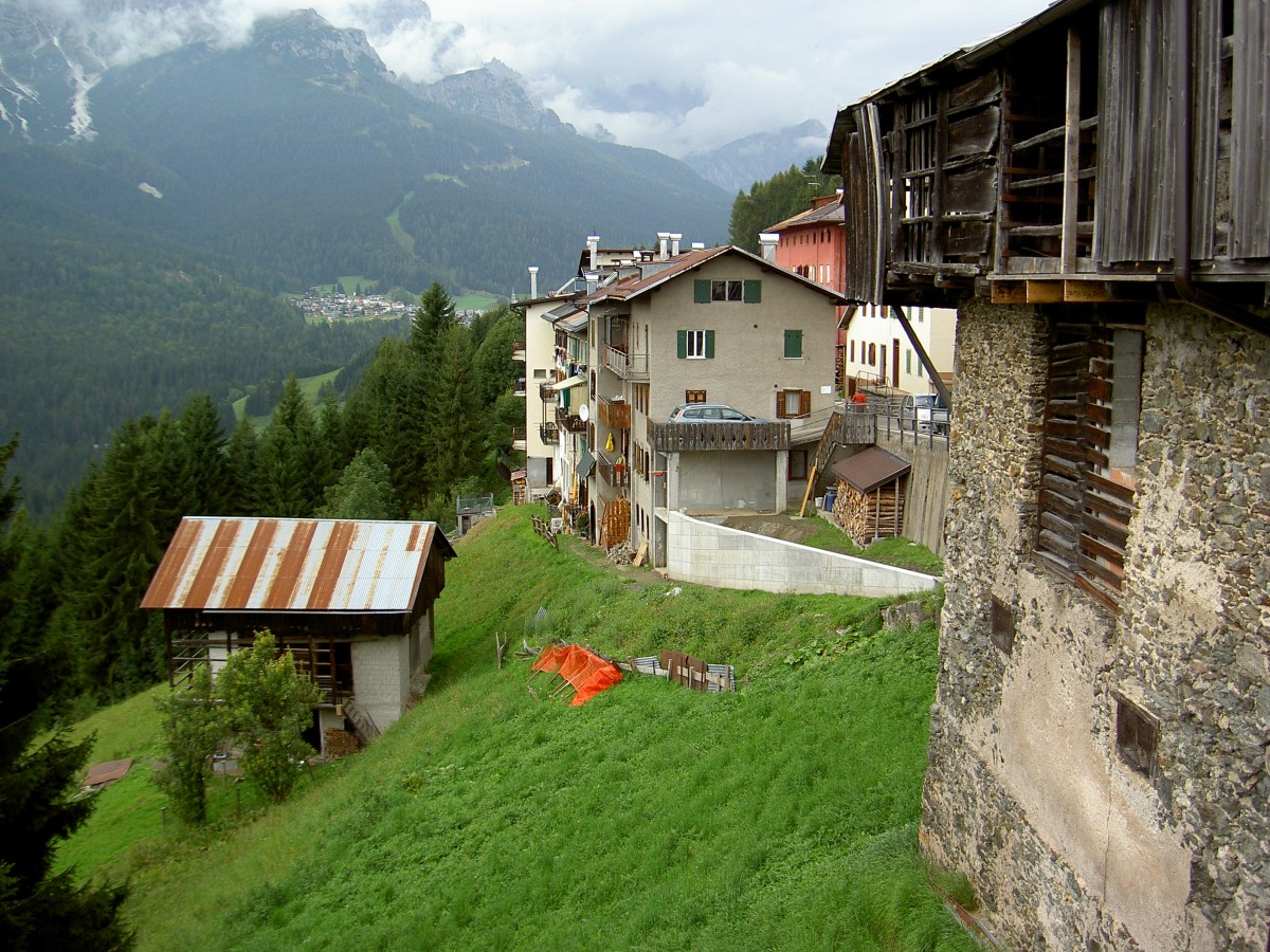 Huser in Casamazzagno an der Via 6. Novembre (20.09.2014)