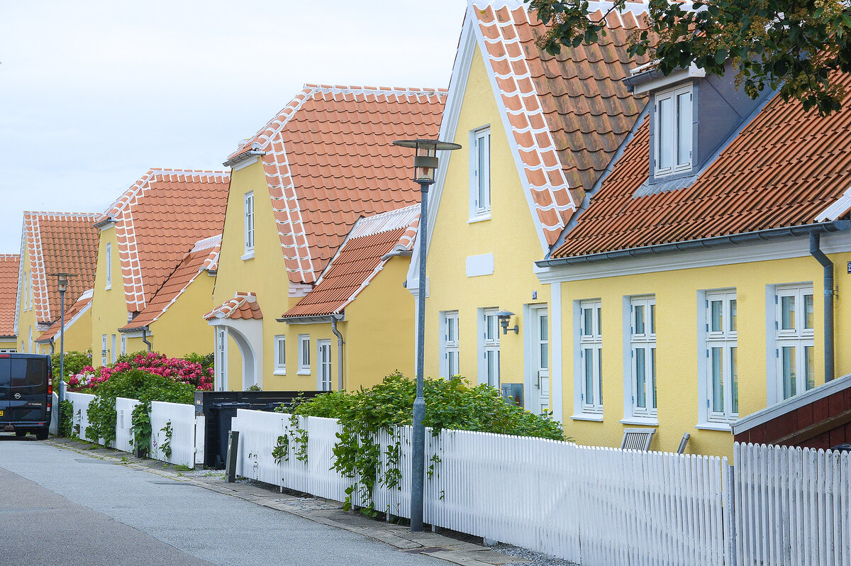 H�user im charakteristischen gelben Skagen-Stil mit roten Ziegeld�chern und dem f�r Skagen typischen wei�en Kalkanstrich an Giebelkanten und Dachfirst. Aufnahme: 12. Juni 2026.
