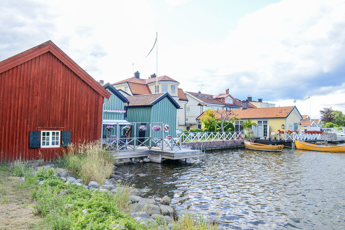 Huser direkt am Wasser in Vstervik. Vstervik ist bekannt fr seine niedrigen Fischerhuser, beim Betreten derer einige Besucher den Kopf einziehen mssen. Aufnahme: 20. August 2025.