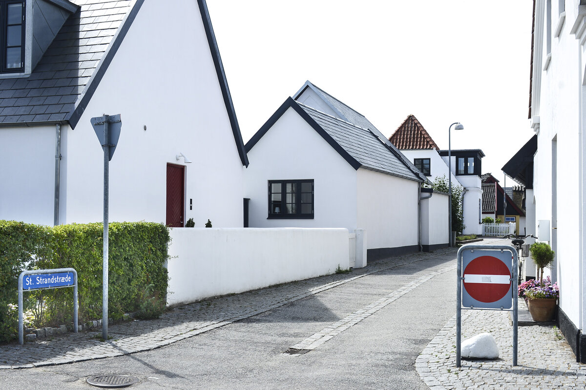 Huser in der Gasse Store Strandstrde im Bade- und Fischerort Gilleleje auf Nordseeland. Aufnahme: 23. Juini 2023.