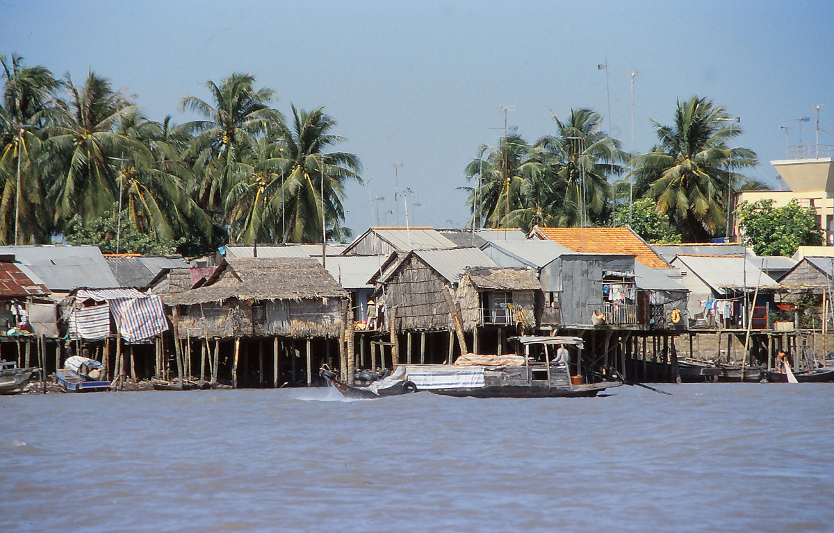 Häuser neben dem Song Hau-Fluss in Can Tho. Aufnahme: Januar 2002 (Scan vom Dia).