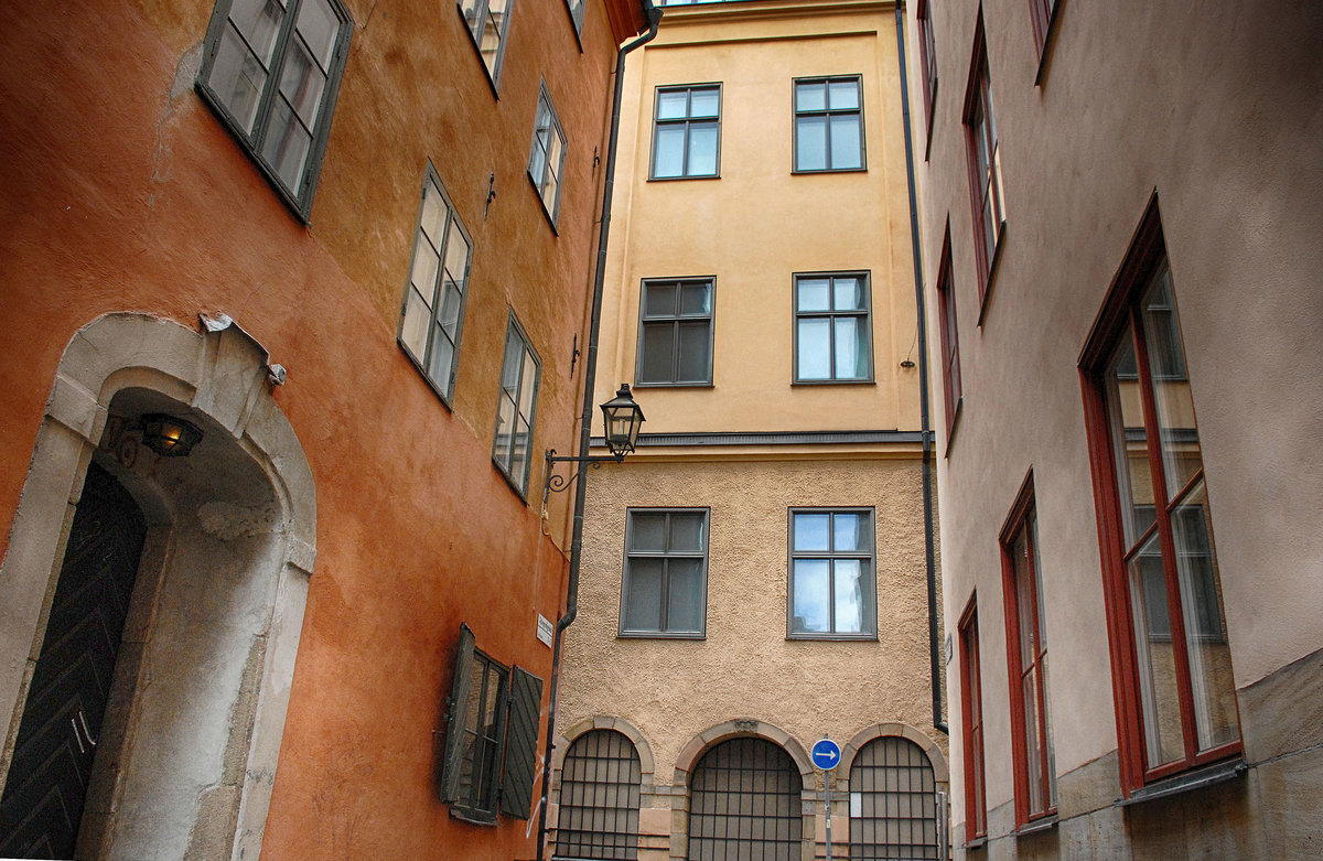 Huser in der Stockholmer Altstadt. Was heute als Gamla stan bezeichnet wird, war ber viele Jahrhunderte das eigentliche Stockholm. 
Aufnahme: 28. Juli 2017.