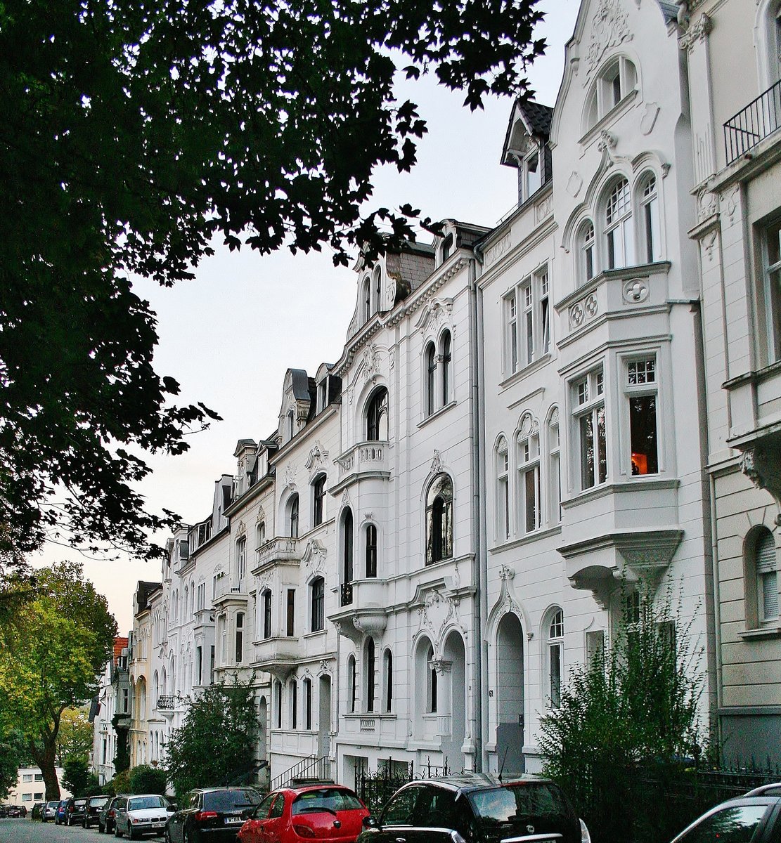 Huser-Zeile in der Bismarck-Strae im Briller-Viertel in Wuppertal.

Das grte zusammenhngende Villen-Viertel Deutschlands, das Briller-Viertel in Wuppertal, lockt mit fast 300 dieser Prachtexemplare, auf die Hhenzge nah der Innenstadt und der kleinen aber feinen  Altstadt , dem Luisenviertel, das sich mit den umliegenden, riesigen Bestnden an Grnderzeit- und Jugendstilbauten z.B. auf dem lberg, immer mehr zum Kreuzberg NRW's und dem kreativen Kietz schlechthin entwickelt. Eine der dortigen Villen, ist die als  Galerie Parnass  in der Kunstwelt legendre und berhmte Villa Jaehrling, in der, wie es die FAZ beschrieb, 1963 eine der Schlsselausstellungen des 20 Jahrhunderts mit Joseph Beuys, Bazon Brock, Charlotte Moorman, Nam June Paik, Eckart Rahn, Tomas Schmit und Wolf Vostell stattfand. Das Happening war der Kristallisations-Punkt der Fluxus-Bewegung in Deutschland. Ferner wohnten unter anderem die Dichterin Else-Lasker-Schler, Bayer und IG-Farben-Chef Carl Duisberg und Johannes Rau im Briller-Viertel. 03.10.2011