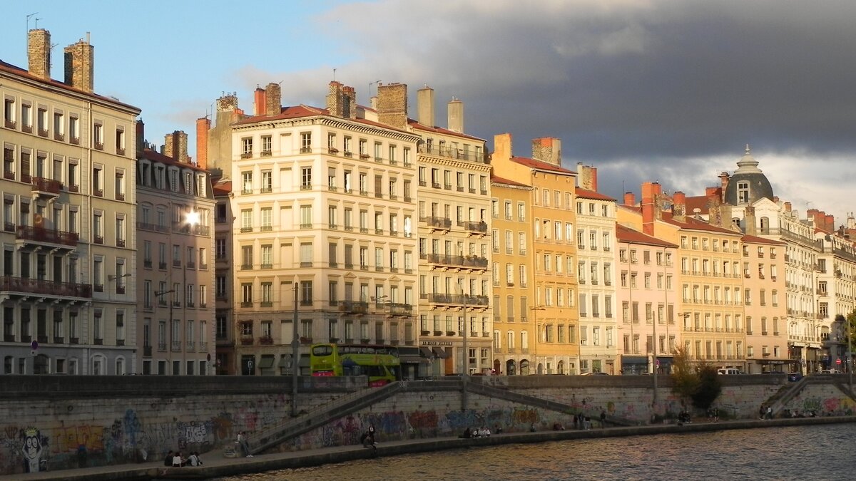 Huserzeile am linken Ufer der Saone in Lyon, der drittgrten Stadt Frankreichs nach Paris und Marseille am 14.10.23.
Nur wenige Kilometer weiter endet die Saone und fliet im Stadtteil La Confluence in die Rhone.