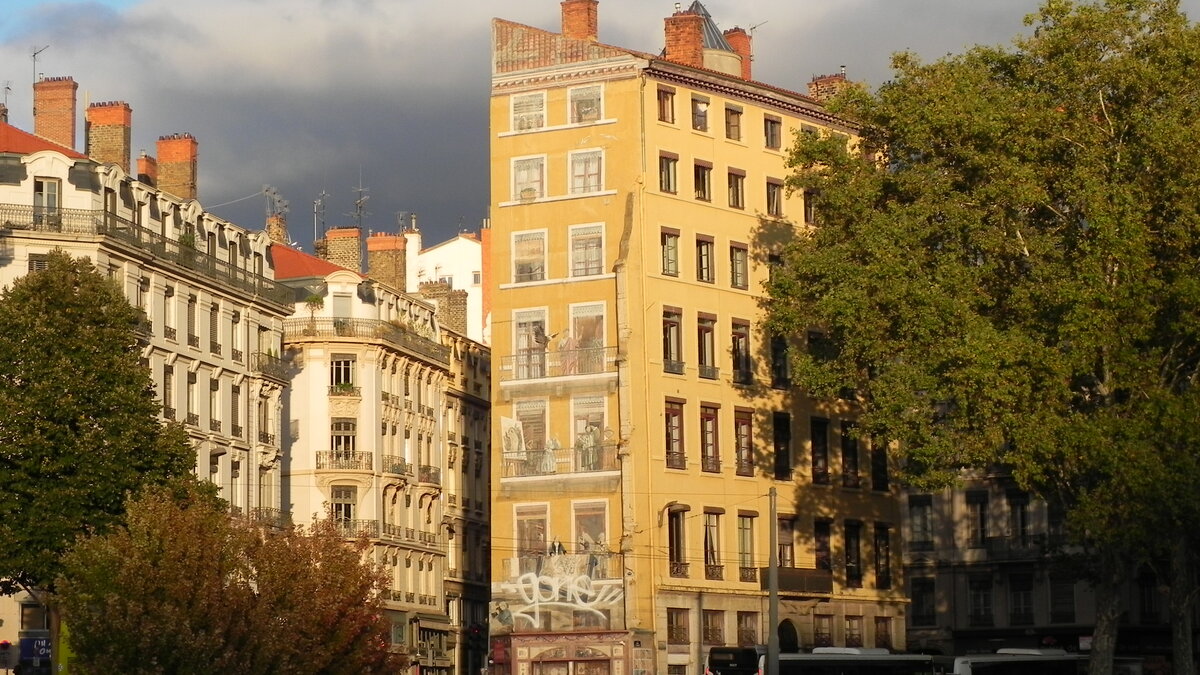 Huserzeile am linken Ufer der Saone in Lyon, der drittgrten Stadt Frankreichs nach Paris und Marseille am 14.10.23.
Nur wenige Kilometer weiter endet die Saone und fliet im Stadtteil La Confluence in die Rhone.