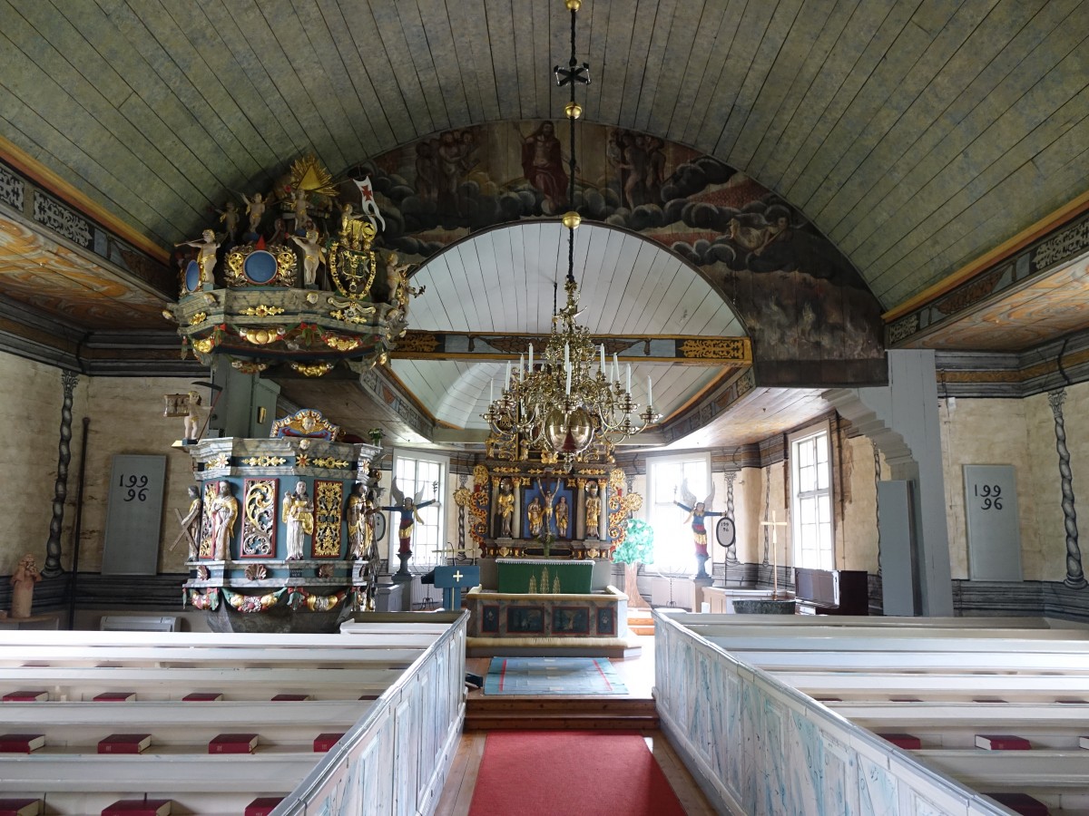 Hverud, Innenraum der Holzkirche von Skallerud, Kanzel von Isak Schullstrm, Barockkronleuchter von 1670 (19.06.2015)