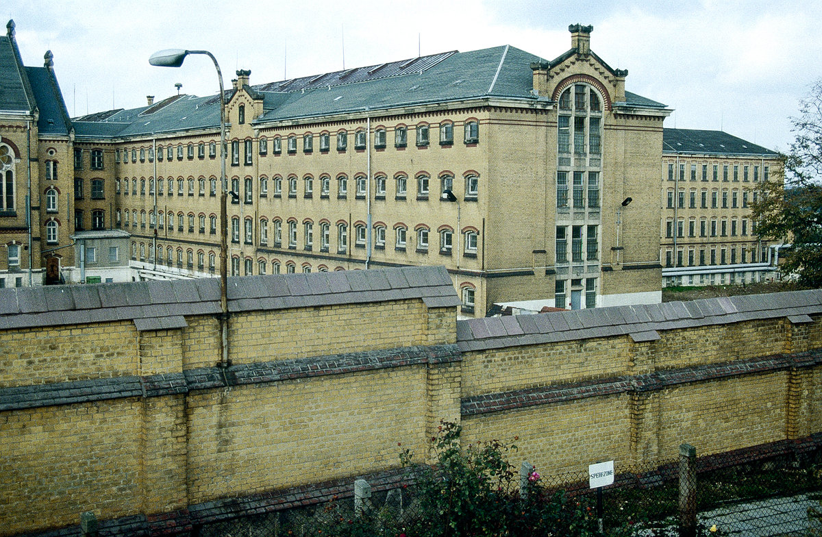 Haftanstalt Bautzen I heit im Volksmund wegen der gelben Fassade Gelbes Elend. Bild vom Dia. Aufnahme: Oktober 1992.