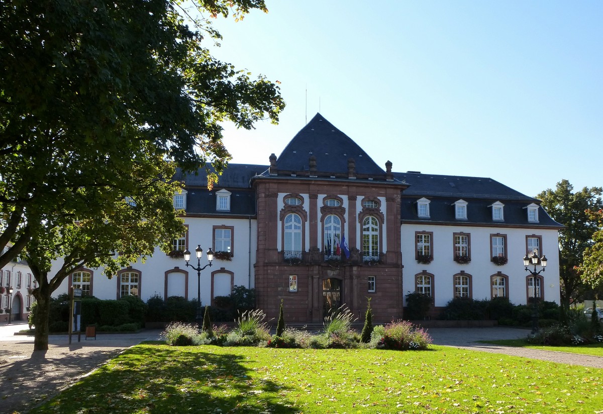 Hagenau (Haguenau), das Rathaus der ca.35.000 Einwohner zhlenden Stadt im Nordelsa, 1908 erbaut im wilhelminischen Stil, Sep.2015