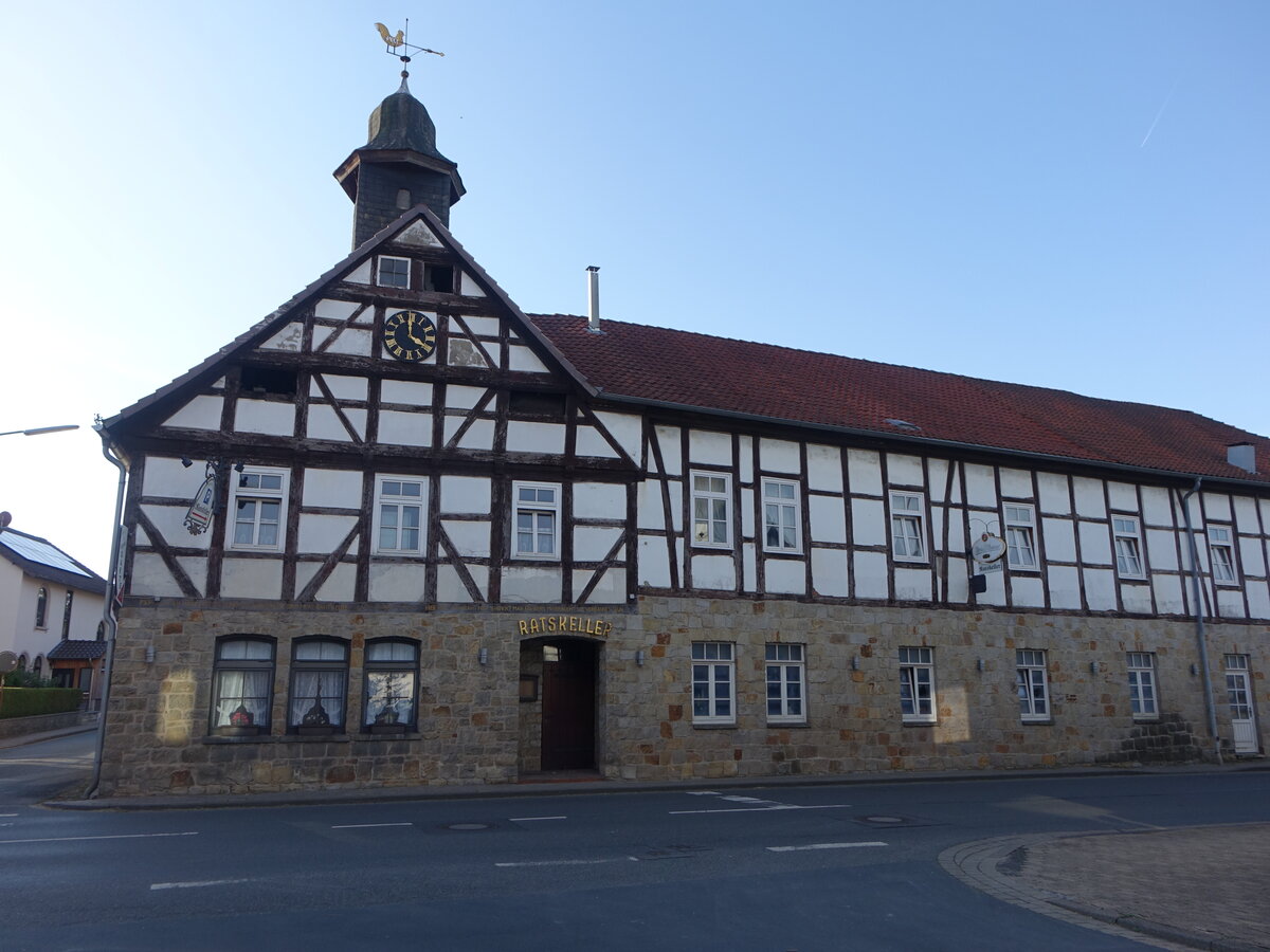 Hagenburg, historischer Ratskeller, zweigeschossiger Fachwerkbau mit Dachreitererbaut erbaut 1561 (20.09.2025)