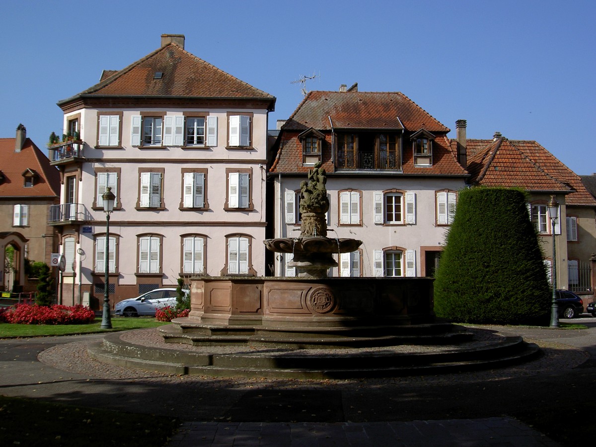 Haguenau, Place St. Georges mit Bienenbrunnen (03.10.2014)