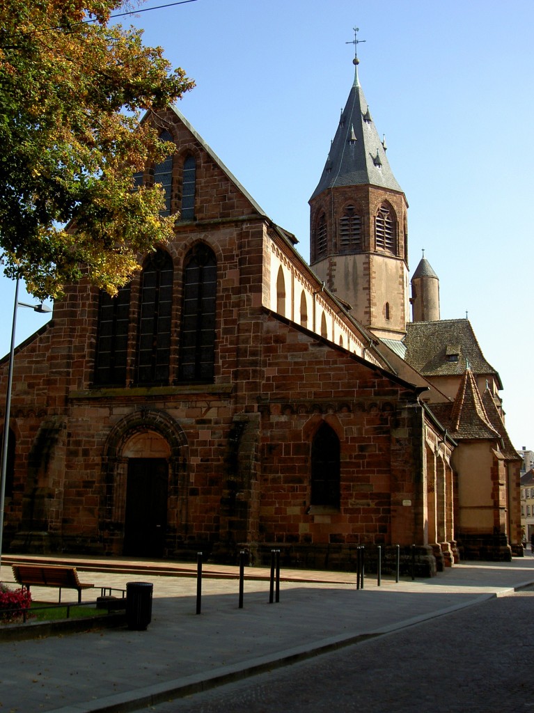 Haguenau, romanische St. Georges Kirche, erbaut von 1143 bis 1189 durch Bischof 
Burchhard, Querhaus und Turm erbaut von 1210 bis 1268, gotischer Chor von 1283 (03.10.2014)