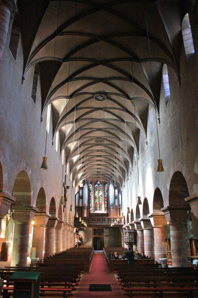 Haguenau, St. Georges Kirche, Mittelschiffsgewlbe von 1609 bis 1611 in nachgotischen Formen, Kern Orgel von 1988 (03.10.2014)