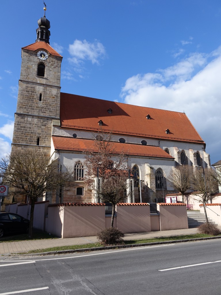 Hahnbach, Kath. Pfarrkirche St. Jakob, dreischiffige Basilika, Chor erbaut von 1430 bis 1434, Langhaus 1464, Westturm erbaut von 1521 bis 1537 (05.04.2015)