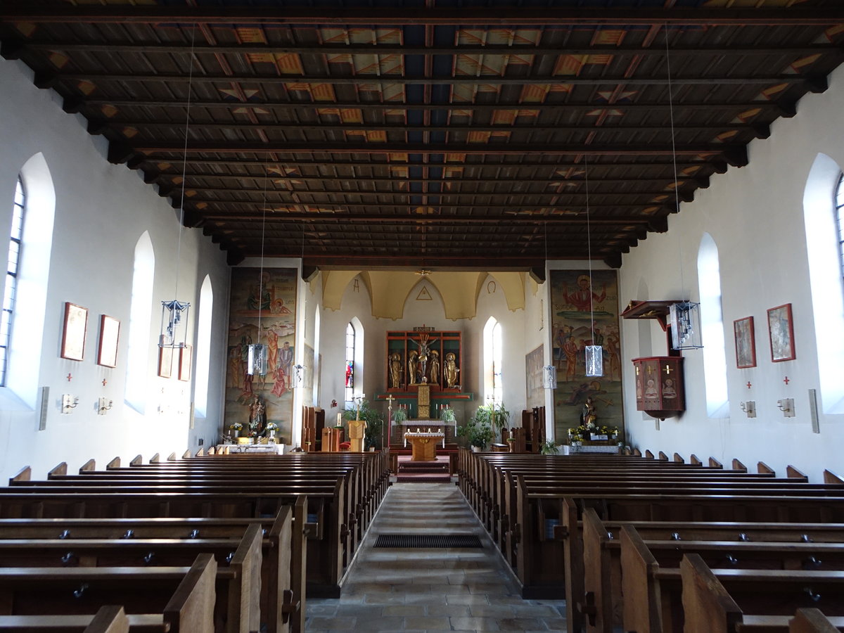 Haidmhle, kath. Pfarrkirche St. Maximilian, Saalkirche mit Walmdach und eingezogenem, fnfseitig geschlossenem Chor, erbaut von 1926 bis 1929 durch Michael Kurz (22.10.2018)